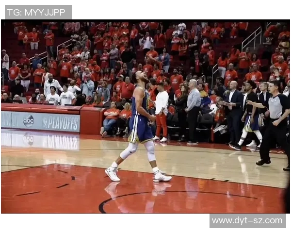 库里生涯第111次半场砍下20+5三分 领先利拉德64次创历史新高 库里生涯第111次半场砍下20+5三分 领先利拉德64次创历史新高